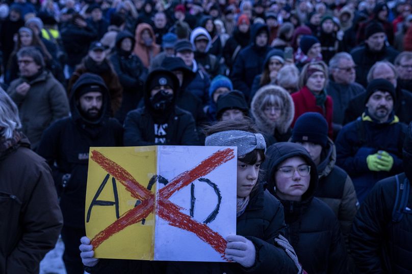 Des gens se rassemblent pour protester contre le parti d'extrême droite Alternative pour l'Allemagne, ou AfD, et l'extrémisme de droite devant le Parlement à Berlin, le 21 janvier 2024.