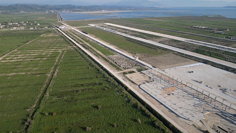 L'aéroport international de Vlora est en construction juste à côté de la lagune de Nartë.