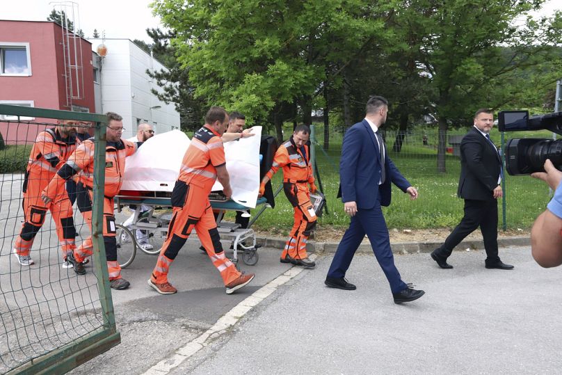 Des secouristes transportent le Premier ministre slovaque Robert Fico, blessé par balle, dans un hôpital de la ville de Banska Bystrica, dans le centre de la Slovaquie, le mercredi 15 mai 2024.