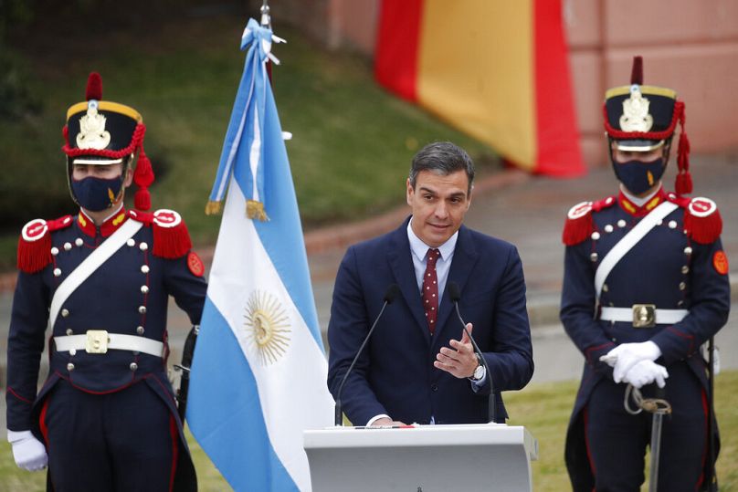 Le Premier ministre espagnol Pedro Sanchez s'exprime devant La Casa Rosada lors de sa visite d'une journée à Buenos Aires, le 9 juin 2021.