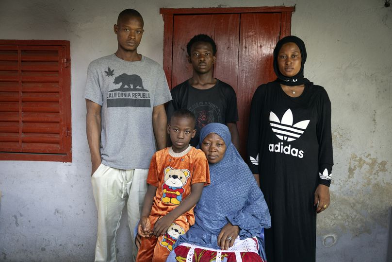 La mère et les frères et sœurs de feu Ousmane Sylla se réunissent pour une photo chez eux après ses funérailles à Matoto Bonagui, une banlieue de Conakry, en Guinée, le mardi 9 avril 20.