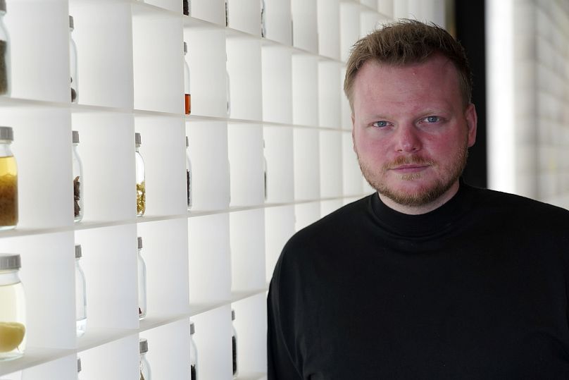 Rasmus Munk, copropriétaire et chef du restaurant Alchemist, pose dans la cuisine d'Alchemist, à Copenhague, au Danemark, le lundi 6 mai 2024.