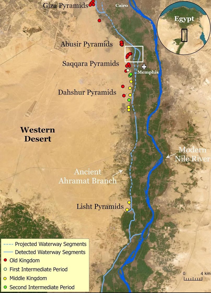 La photo montre la branche d'Ahramat bordant de nombreuses pyramides de l'Ancien Empire à la 2ème Période Intermédiaire, couvrant les Dynasties 3 à 13.