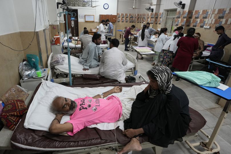 Des patients victimes d'un coup de chaleur sont soignés dans un hôpital de Karachi, au Pakistan.