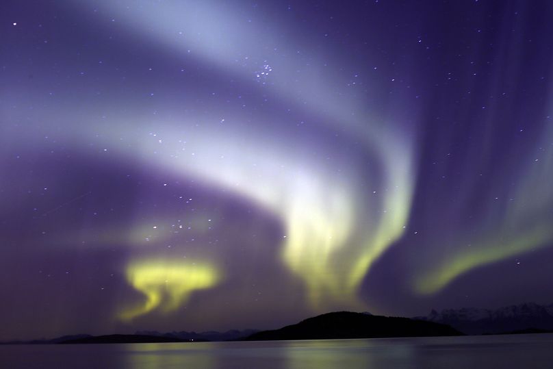 Les aurores boréales, ou aurores boréales, sont observées au-dessus de la ville norvégienne de Harstad, le mercredi 7 octobre 2015.