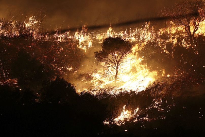 Un incendie brûle près des villes d'Alcamo et Partinico, dans l'ouest de la Sicile, en Italie, en août 2023. L'intensité des incendies a forcé la fermeture de l'aéroport voisin de Trapani.