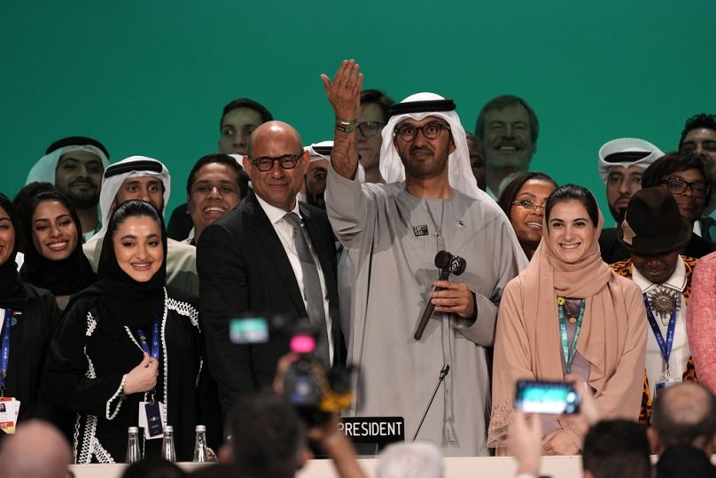 Simon Stiell, chef du climat des Nations Unies, de gauche à droite, le président de la COP28 Sultan al-Jaber et Hana Al-Hashimi, négociatrice en chef de la COP28 pour les Émirats arabes unis.