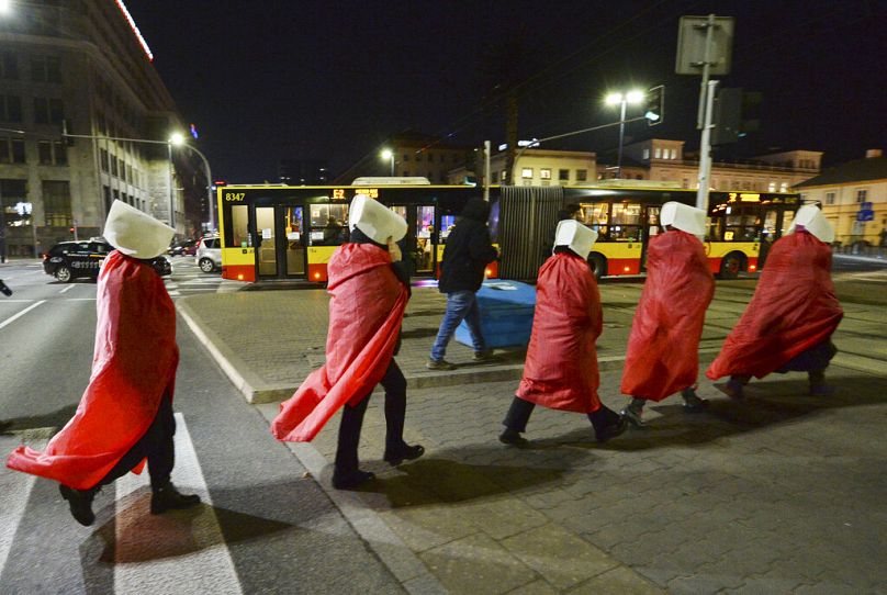 Femmes polonaises habillées en personnages inspirés du roman de Margaret Atwood "Le conte de la servante," participer à une manifestation contre une décision sur l'avortement à Varsovie, décembre 2020