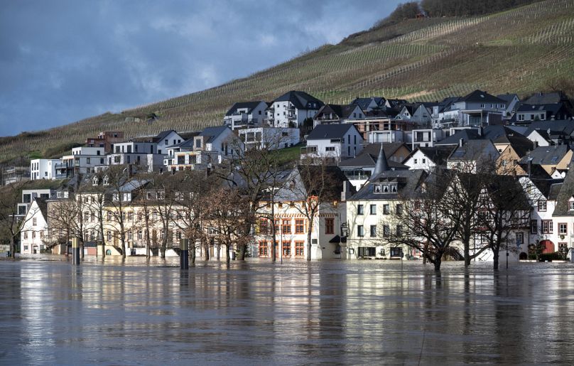 Le niveau d'eau élevé de la Moselle a atteint de nombreuses maisons le long des berges du quartier de Kues et a inondé les étages inférieurs et les caves à Bernkastel-Kues, en Allemagne, en janvier.