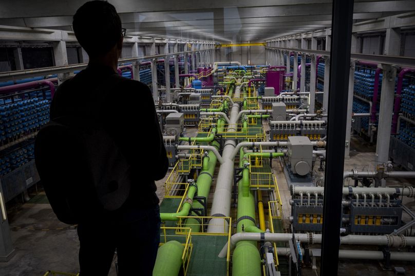 Vue du pipeline qui transporte l'eau de mer vers les filtres de la plus grande usine de dessalement d'eau potable d'Europe, située à Barcelone, en Espagne.