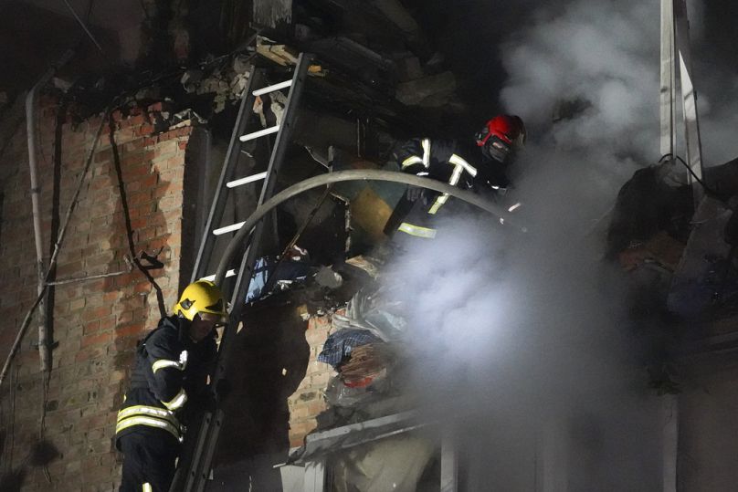 Les pompiers ont éteint un incendie dans un immeuble endommagé lors de l'attaque de missiles russes à Kharkiv, en mai 2024.