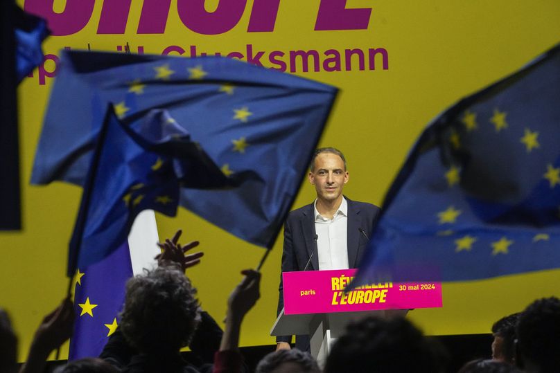 Raphaël Glucksmann, tête de liste du Parti socialiste français aux prochaines élections européennes, s'exprime lors d'un meeting à Paris, le jeudi 30 mai 2024.