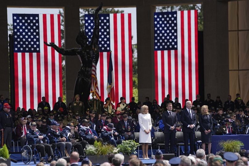 Le président français Emmanuel Macron, Brigitte Macron, le président américain Joe Biden et la première dame Jill Biden assistent à une cérémonie en compagnie d'anciens combattants de la Seconde Guerre mondiale en Normandie. 