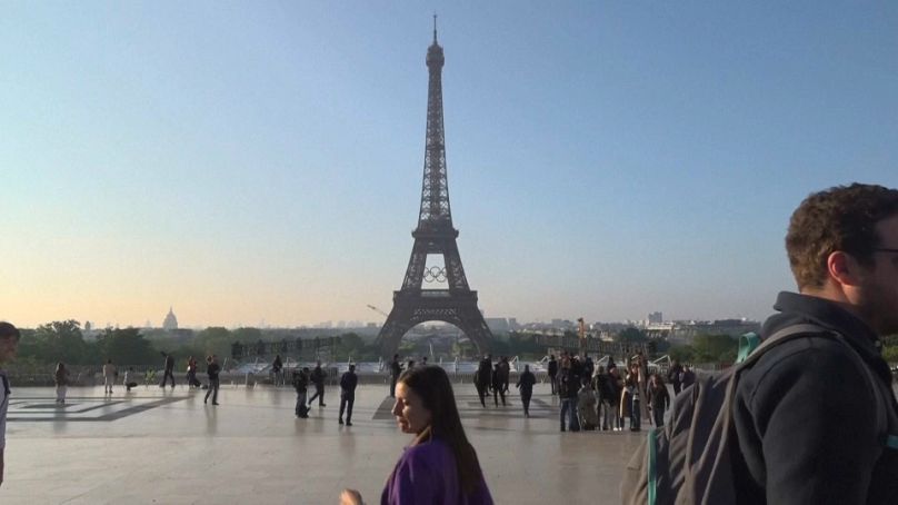 La structure des anneaux exposée sur le côté sud de la Tour Eiffel au centre de Paris.