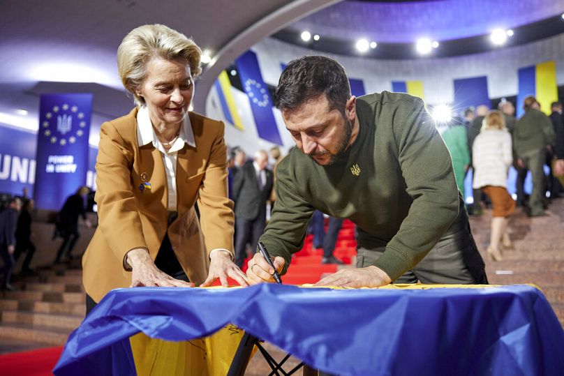 Le président ukrainien Volodymyr Zelenskyy et la présidente de la Commission européenne Ursula von der Leyen lors du sommet UE-Ukraine à Kiev, le 2 février 2024.
