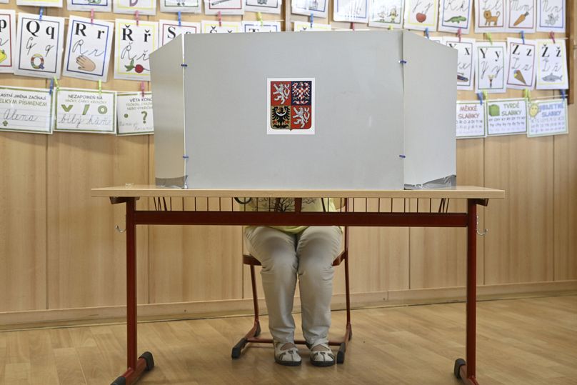 Une femme prépare ses bulletins de vote pour les élections du Parlement européen dans un bureau de vote à Prague, en République tchèque, le vendredi 7 juin 2024.