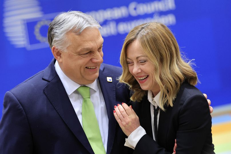 Le Premier ministre hongrois Viktor Orban, à gauche, s'entretient avec la Première ministre italienne Giorgia Meloni lors d'une table ronde lors d'un sommet de l'UE à Bruxelles, le 21 mars 2024.