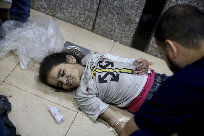 Des Palestiniens blessés lors des bombardements israéliens sur la bande de Gaza sont soignés à l'hôpital al-Aqsa de Deir al Balah, le samedi 8 juin 2024.