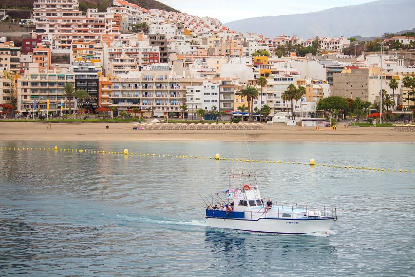 Un bateau part de Los Cristianos, Tenerife, Espagne.