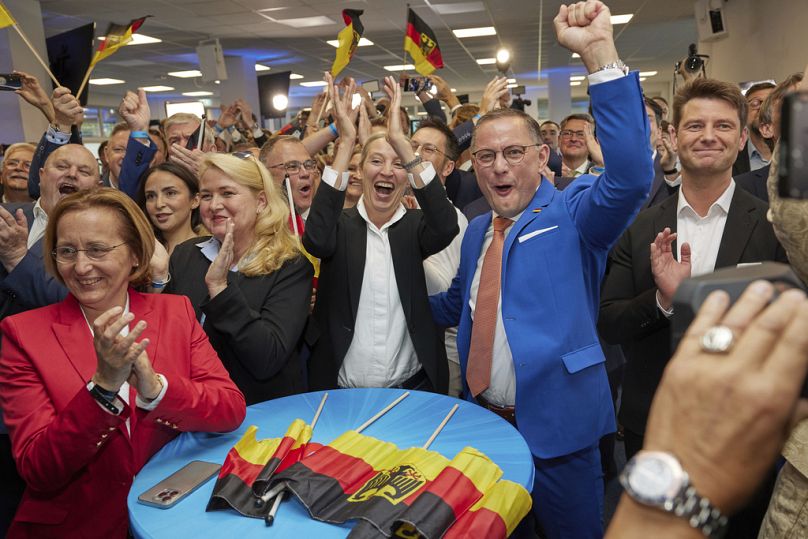 Alice Weidel, au centre, et Tino Chrupalla, au centre droit, tous deux présidents fédéraux de l'AfD, applaudissent au siège du parti AfD lors des prévisions pour les élections européennes à Berlin.
