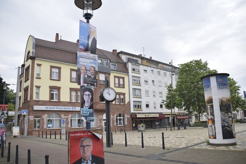 Affiches électorales de divers partis accrochées à un lampadaire à Mannheim, en Allemagne, le mercredi 5 juin 2024.
