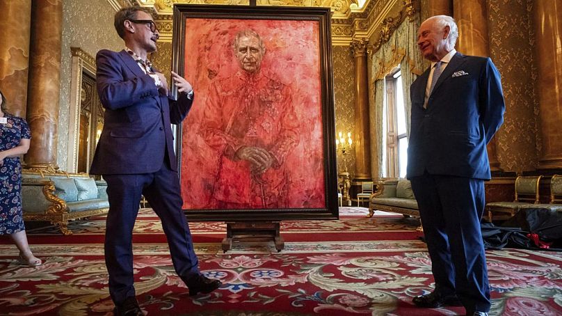 L'artiste Jonathan Yeo, à gauche, et le roi Charles III de Grande-Bretagne lors du dévoilement du portrait du roi par Yeo, dans le salon bleu du palais de Buckingham