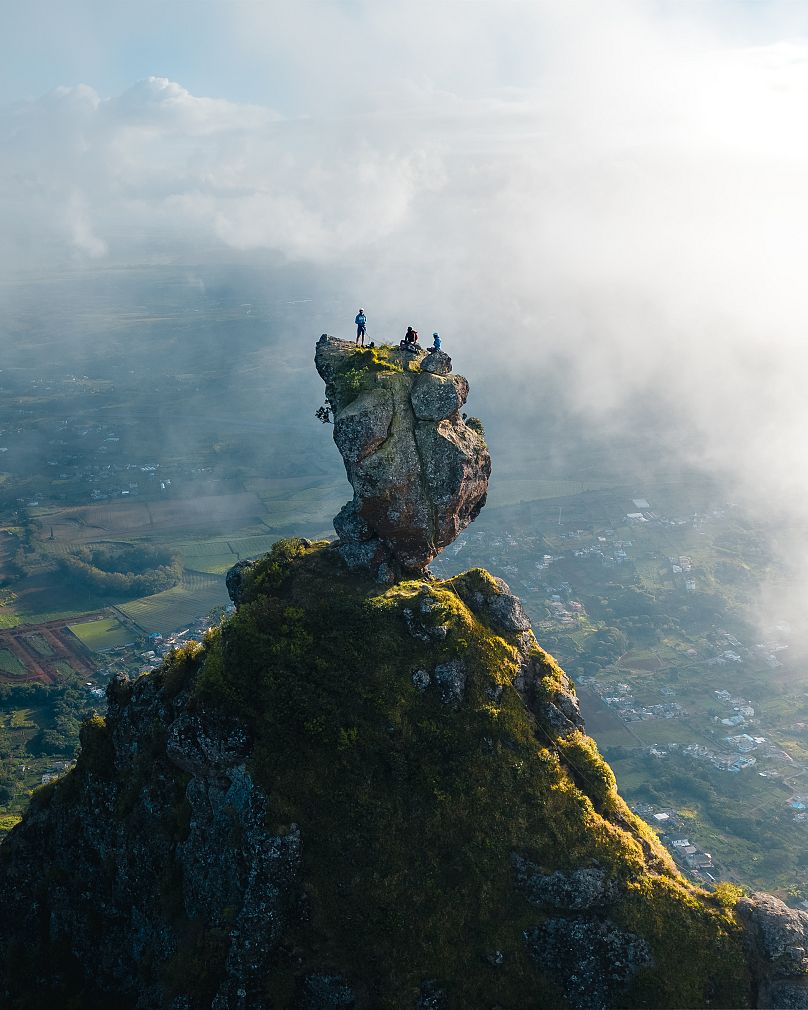 Gens debout au sommet d’une montagne