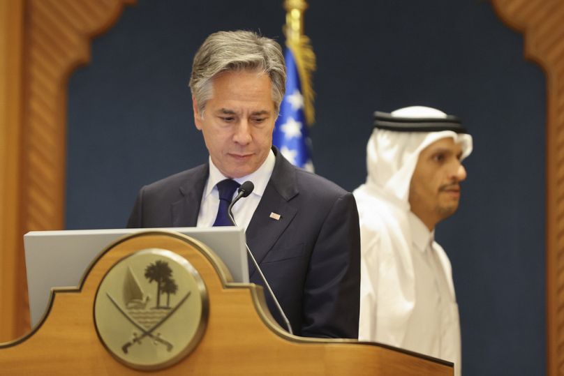 Le secrétaire d'État américain Antony Blinken s'exprime lors d'une conférence de presse conjointe avec le Premier ministre qatari, Cheikh Mohammed Bin Abdulrahman al-Thani, à Doha, au Qatar.