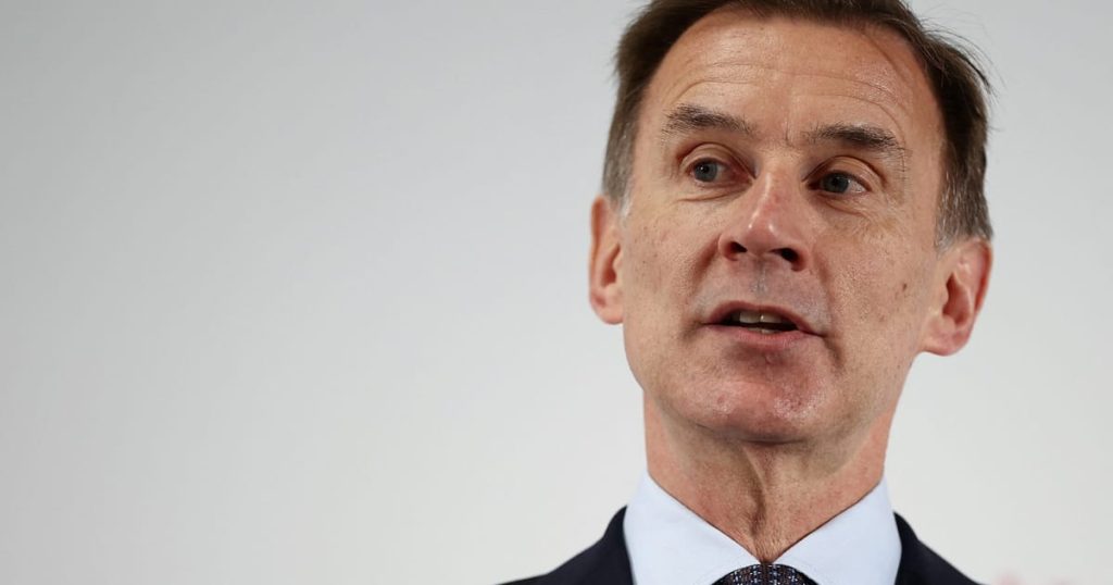 Les Britanniques « battus » veulent demander des comptes aux conservateurs, admet le chancelier Jeremy Hunt