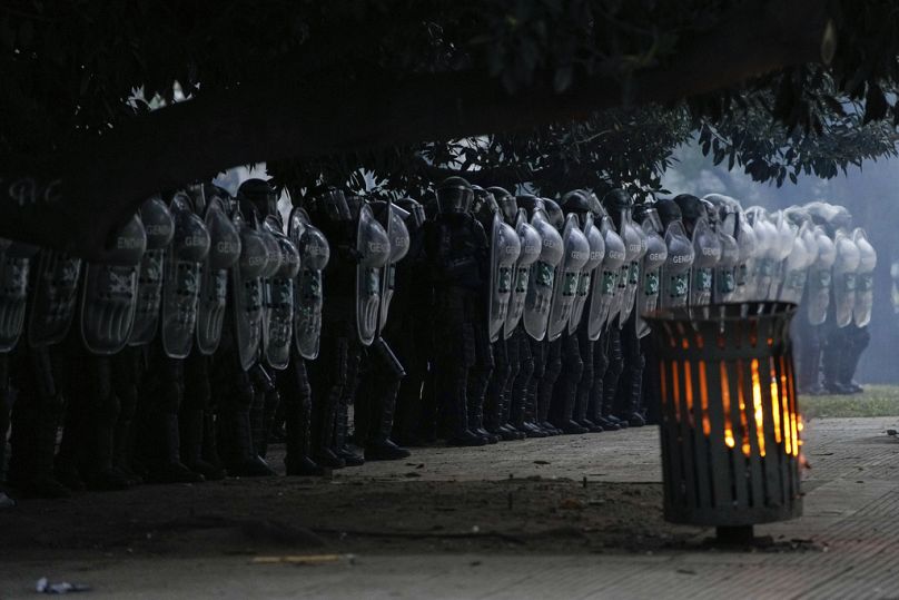 La police fait la queue lors d'affrontements avec des manifestants antigouvernementaux devant le Congrès, où les législateurs débattent d'un projet de réforme promu par Javier Milei à Buenos Aires.  12 juin 2024. 