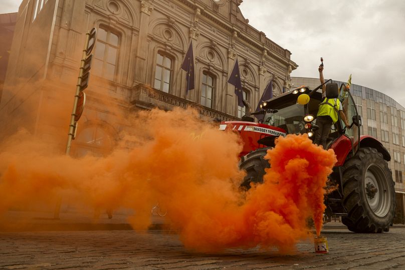 Des agriculteurs défilent avec des tracteurs lors d'une manifestation devant le Parlement européen à Bruxelles, juin 2024.