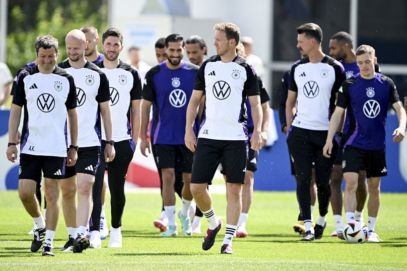 L'entraîneur-chef allemand Julian Nagelsmann, au centre, les joueurs et les membres du personnel marchent sur le terrain lors d'une séance d'entraînement à Herzogenaurach, le 13 juin 2024.