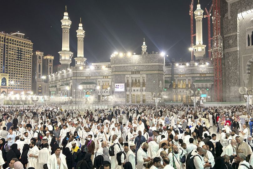 Les pèlerins partent après avoir prié à l'extérieur de la Grande Mosquée lors du pèlerinage annuel du Hajj à La Mecque, en Arabie Saoudite, tôt le vendredi 14 juin 2024. 