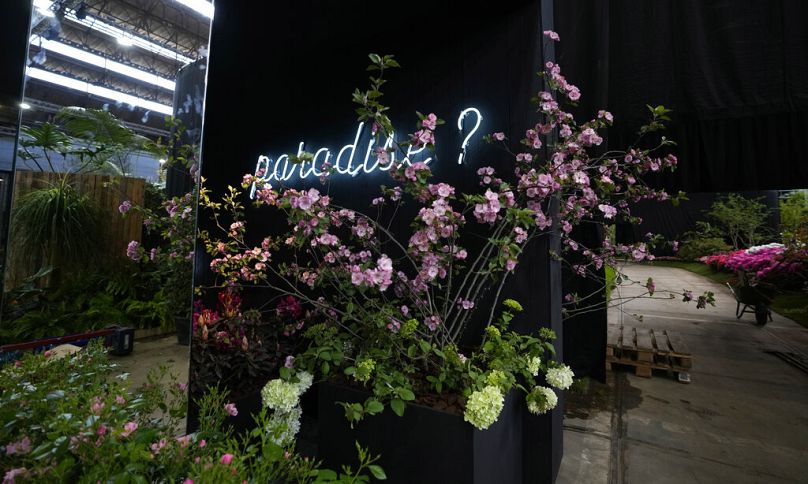 Un panneau au néon indique « Paradise » lors d'une installation aux Floralies de Gand, en avril 2022.