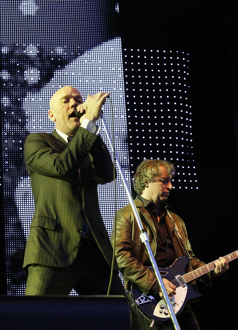 REM avec le chanteur Michael Stipe, à gauche, et le guitariste Peter Buck, à droite, se produisent lors d'un concert en plein air à Dresde, dans l'est de l'Allemagne, en 2008.