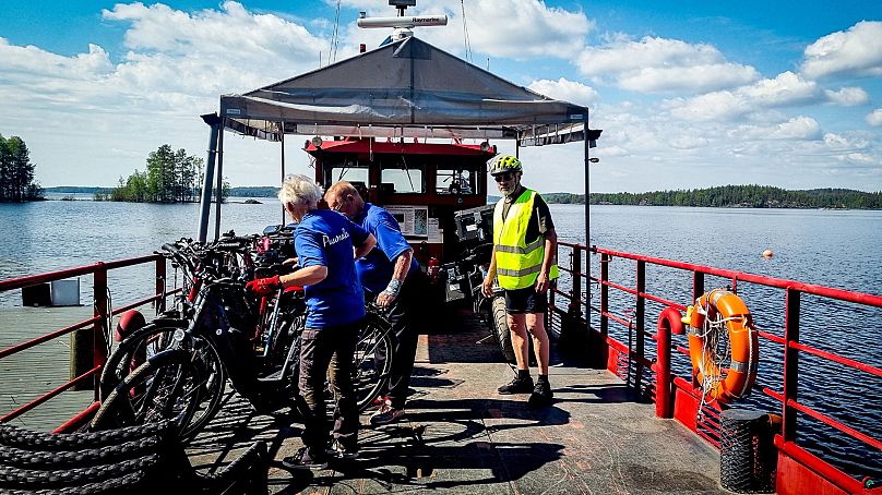 Le ferry à vélo transporte vingt passagers et circule une fois par jour dans deux directions.