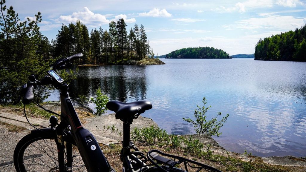 One of Puumala Ring Road’s highlights is the Lietvesi Scenic Road, running from one islet to another.