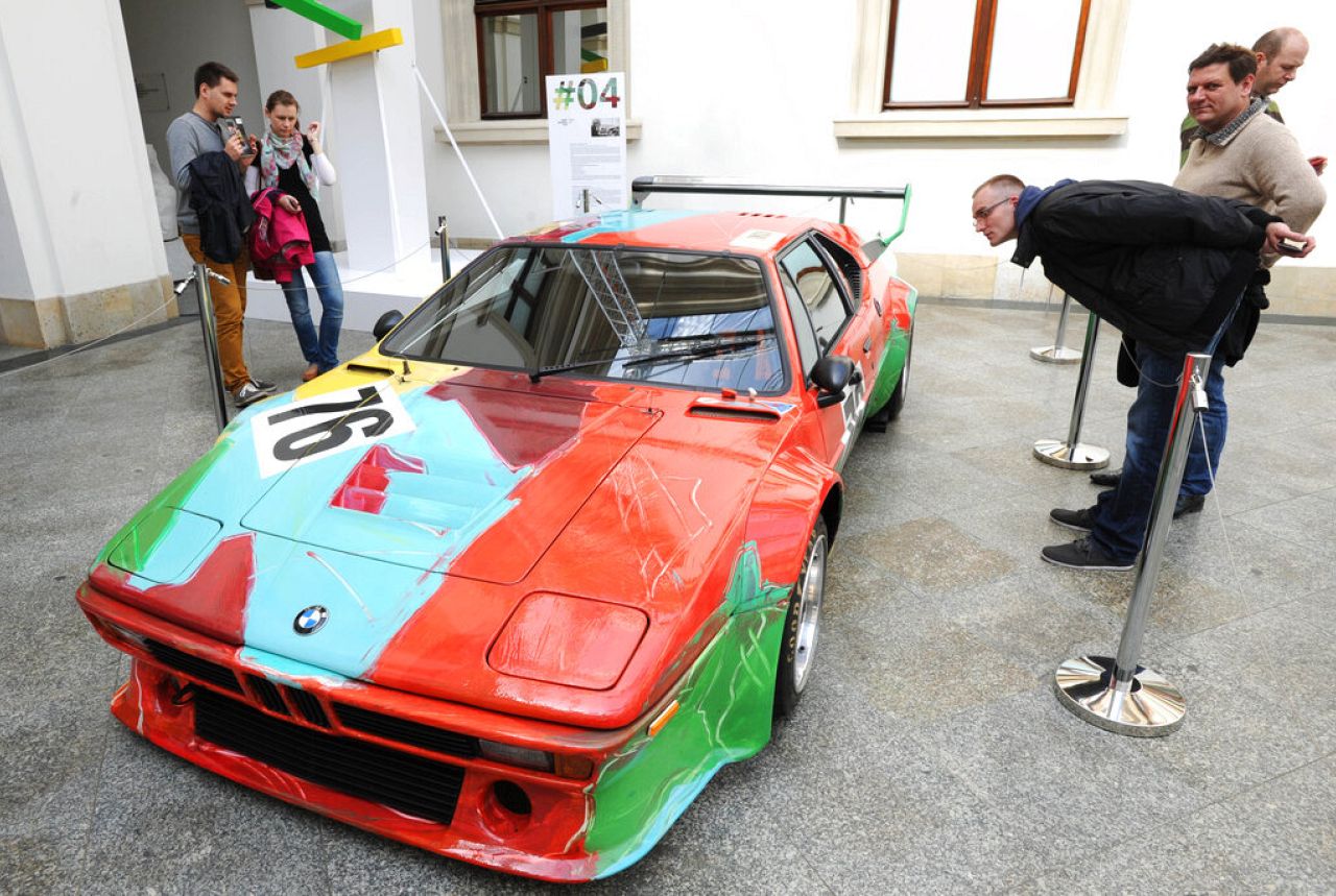 La voiture BMW M1 peinte par l'artiste américain Andy Warhol en 1979, exposée au Centre d'art moderne de Varsovie, en Pologne.