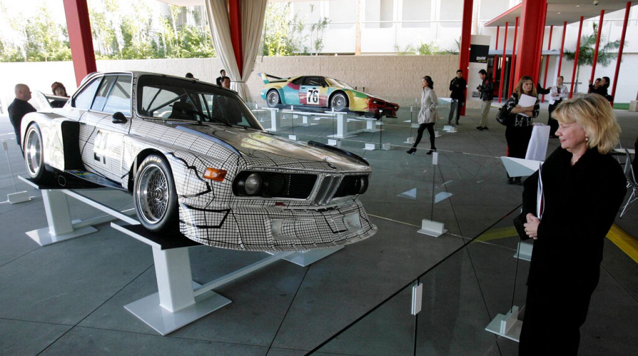 La voiture d'art BMW conçue par Frank Stella exposée au Los Angeles Contemporary Museum of Art (LACMA). 