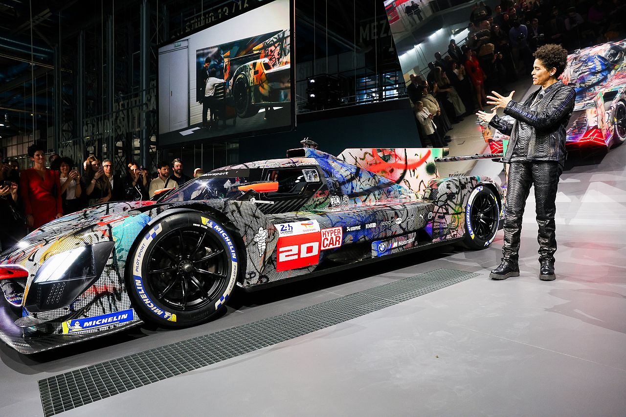 Julie Mehretu et sa BMW Art Car #20 lors de la première mondiale au Centre Pompidou, Paris, le 21 mai 2024.