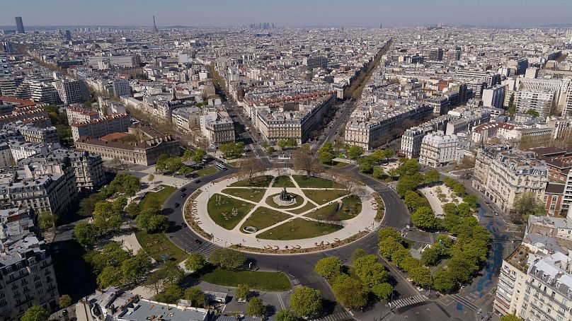 Place de la Nation - apparemment vide en avril 2020, mais avec plus de verdure en passe de devenir un « jardin » urbain.