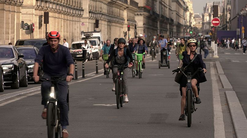 Des gens descendent à vélo la rue Rivoli à Paris, en septembre 2023. 