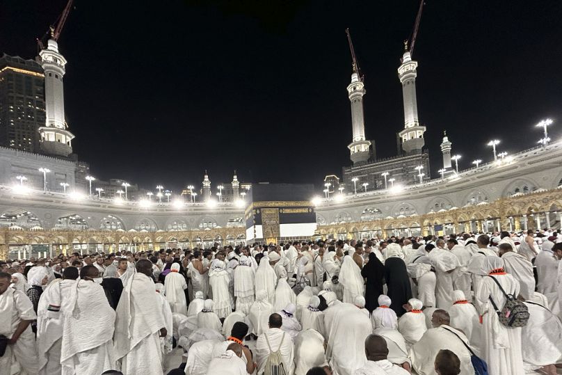 Des pèlerins musulmans font le tour de la Kaaba, le bâtiment cubique de la Grande Mosquée, lors du pèlerinage annuel du Hajj à La Mecque, en Arabie Saoudite, le dimanche 16 juin 2024.