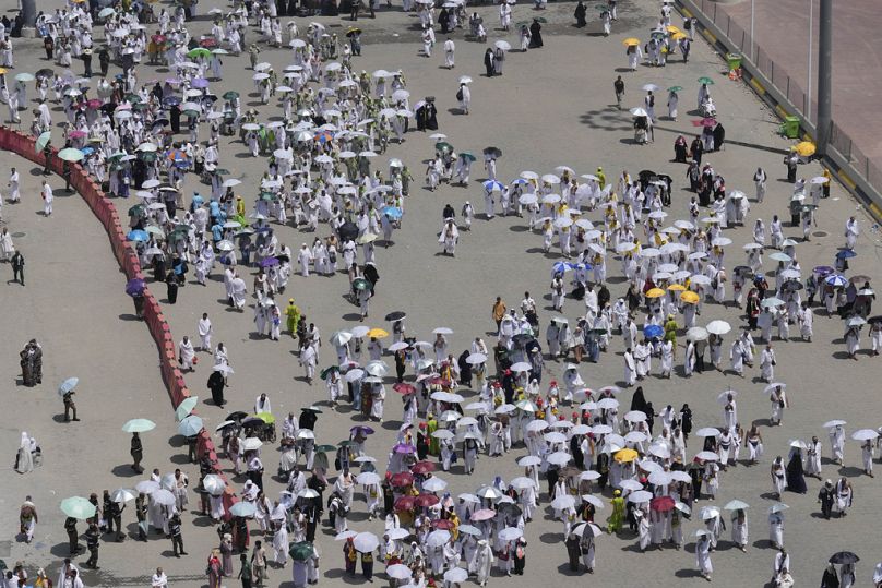 Des pèlerins musulmans arrivent pour jeter des pierres sur les piliers lors de la lapidation symbolique du diable, le dernier rite du hajj annuel, à Mina, en Arabie Saoudite, le dimanche 16 juin 2024.