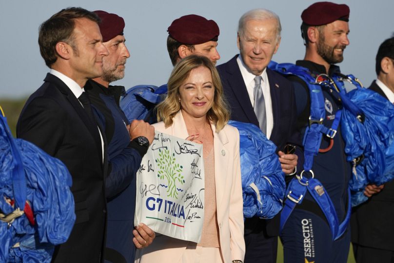 Le président français Emmanuel Macron, la Première ministre italienne Giorgia Meloni et le président américain Joe Biden assistent à une démonstration de parachutisme lors du sommet du G7, le 14 juin 2024.