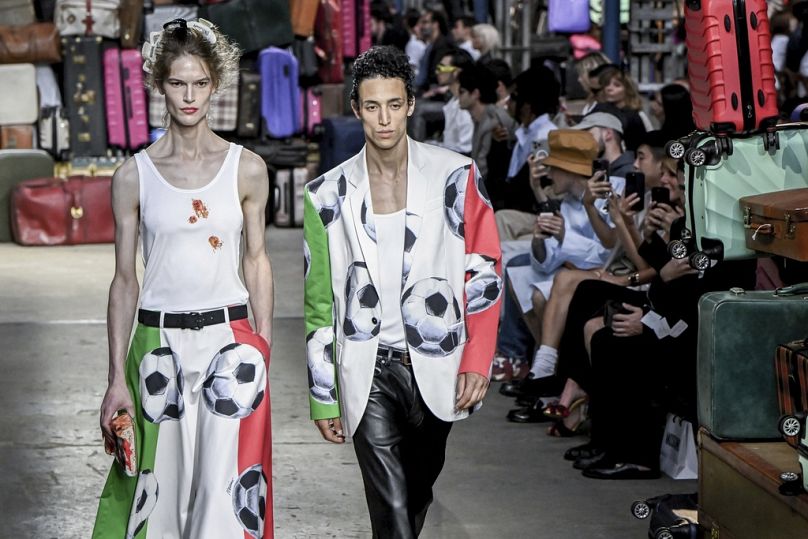 Les modèles Moschino embrassent l'esprit de l'Euro avec des motifs recouverts de ballons de football 