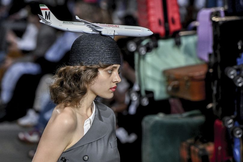 Moschino a propulsé la mode des défilés vers de nouveaux sommets avec un chapeau surmonté d'un avion