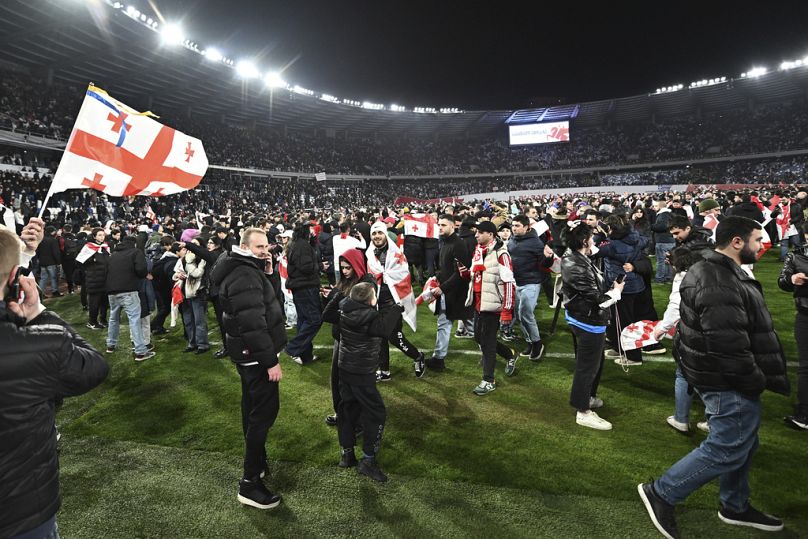 Les fans de football géorgiens ravis après que l'équipe ait atteint la qualification pour l'Euro 2024 le 26 mars 2024 à Tbilissi
