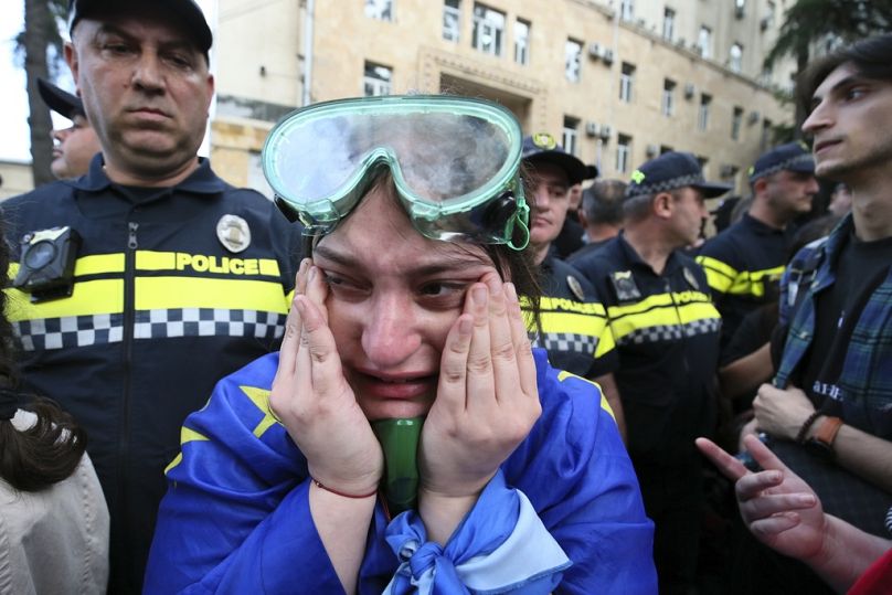 Une femme en larmes après l'approbation de la loi sur les agents étrangers au parlement géorgien à Tbilissi le 28 mai 2024