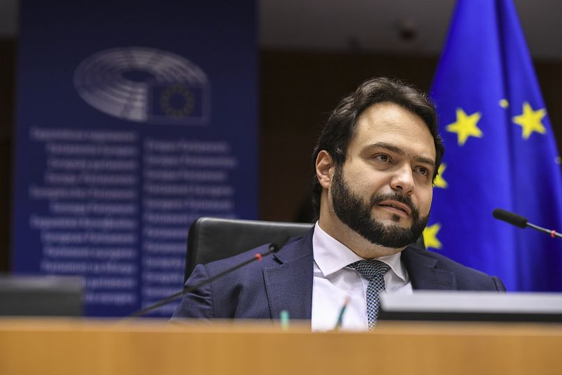 L'ancien député européen italien Fabio Massimo Castaldo est le seul député non-inscrit de l'histoire à avoir été nommé à un poste de premier plan au Parlement.